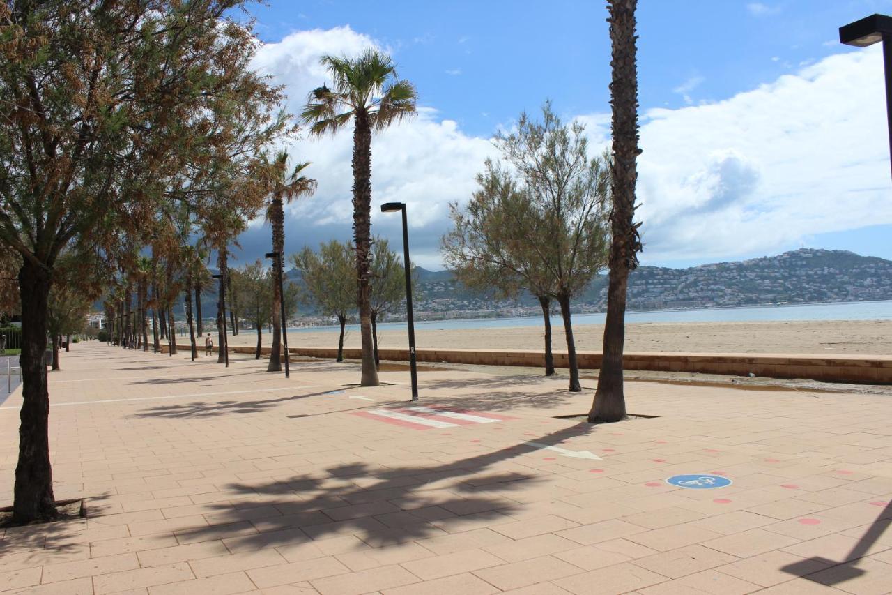 Beautiful Apartment 75M2 With View At The Beach, Pool, Parking Росес Екстериор снимка