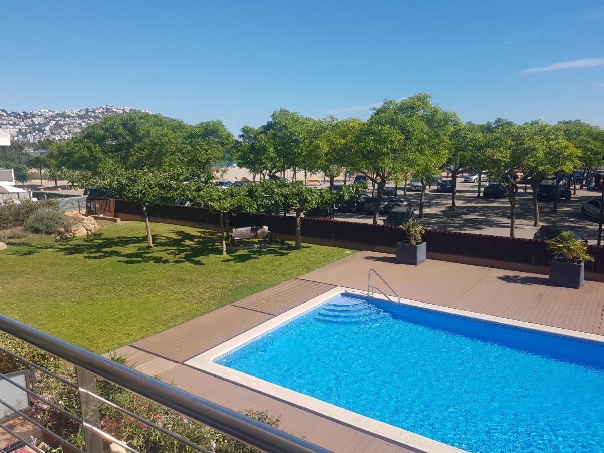 Beautiful Apartment 75M2 With View At The Beach, Pool, Parking Росес Екстериор снимка