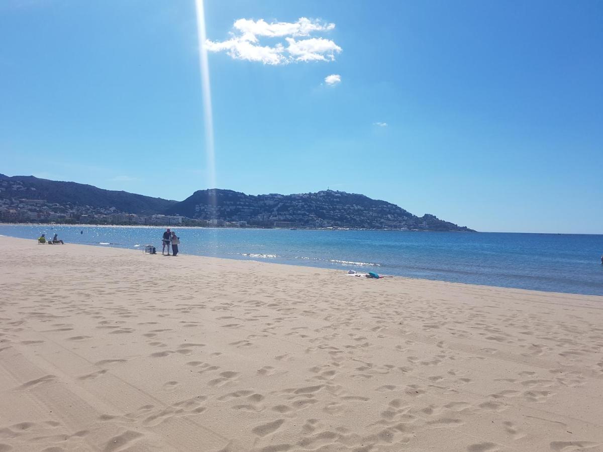 Beautiful Apartment 75M2 With View At The Beach, Pool, Parking Росес Екстериор снимка