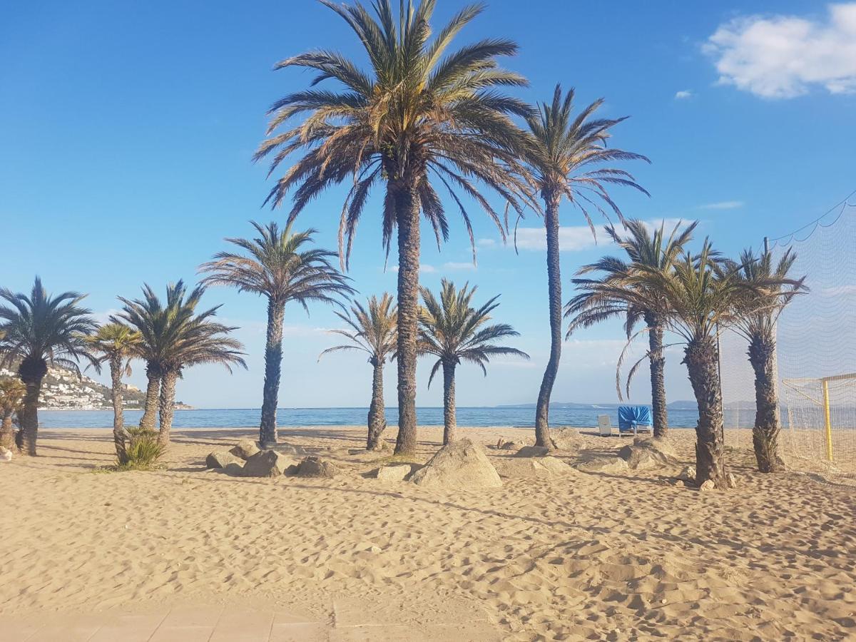 Beautiful Apartment 75M2 With View At The Beach, Pool, Parking Росес Екстериор снимка